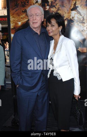 LOS ANGELES, CA. 06 juin 2005 : l'acteur Michael Caine & femme SHAKIRA au Los Angeles première de son nouveau film Batman commence. © 2005 Paul Smith / Featureflash Banque D'Images