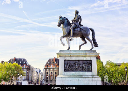 La statue équestre d'Henri IV par Pont Neuf, Paris, France. Banque D'Images