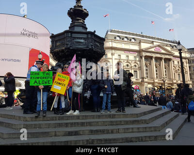 Londres, Royaume-Uni, 15 avril 2019 -- rébellion Extinction bloc protestataires dans Picadilly Circus, au centre de Londres pour protester contre l'actuelle des études Banque D'Images