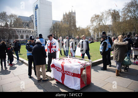 Londres, Angleterre le 13 avril 2019 - Congé signifie quitter manifestation à l'abbaye de Westminster. Banque D'Images