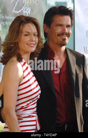 LOS ANGELES, CA. 21 juillet 2005 : l'actrice Diane Lane & mari acteur Josh Brolin à l'US première de son nouveau film Must Love Dogs, à l'Hollywood, Cinerama Dome. © 2005 Paul Smith / Featureflash Banque D'Images