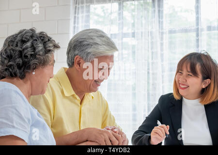Asian senior couple with financial advisor sur la fiscalité et la retraite document à home.happy aging de home concept Banque D'Images