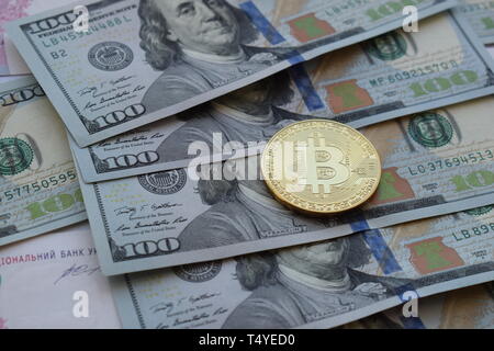 Les Bitcoins d'or sur le dollar US. La monnaie numérique close-up. Devise Crypto vue d'en haut. Pièces de réel sur bitcoin billets de cent dollars. Exchang Banque D'Images