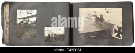 Un album photo de détachement n° de vol sur le terrain 62 - Max Immelmann (1890 - 1916). L'album inscrit avec environ 64 images d'observateur vol A. Müller de FFA '62'. Les biplans de divers types, images aériennes, images du groupe avec des décorations, des aéronefs avec peinture spéciale, la reconnaissance de ces marques et d'autres marquages. Deux images de 'gagnant' PLM Max Immelmann, une avec une signature originale à l'encre. Bonnes connaissances techniques et photos d'aéronefs ainsi que des portraits, avec de nombreuses descriptions manuscrites, la reliure et quelques pages desserrée. Très rare., historique, historique Additional-Rights Clearance-Info ,--Not-Available Banque D'Images
