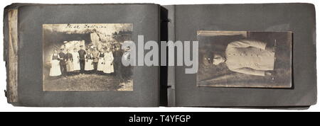Un album photo de détachement n° de vol sur le terrain 62 - Max Immelmann (1890 - 1916). L'album inscrit avec environ 64 images d'observateur vol A. Müller de FFA '62'. Les biplans de divers types, images aériennes, images du groupe avec des décorations, des aéronefs avec peinture spéciale, la reconnaissance de ces marques et d'autres marquages. Deux images de 'gagnant' PLM Max Immelmann, une avec une signature originale à l'encre. Bonnes connaissances techniques et photos d'aéronefs ainsi que des portraits, avec de nombreuses descriptions manuscrites, la reliure et quelques pages desserrée. Très rare., historique, historique Additional-Rights Clearance-Info ,--Not-Available Banque D'Images