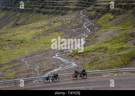 Les vélos à côté de la chute d'Sveinsstekksfoss Nykurhylsfoss aussi appelé près de Peoria ville dans la partie est de l'Islande Banque D'Images