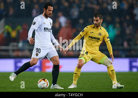 Valence, Espagne - AVRIL 18 : Dani Parejo (L) de Liverpool FC est en concurrence pour le bal avec Manu Trigueros de Villarreal CF au cours de l'UEFA Europa League quart de finale deuxième match de jambe entre Valence et Villarreal à l'Estadi de Mestalla le 18 avril 2019 à Valence, en Espagne. (Photo de David Aliaga/MO Media) Banque D'Images