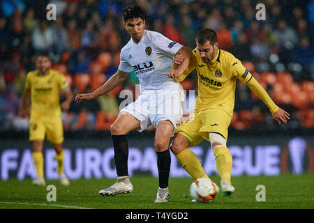 Valence, Espagne - AVRIL 18 : Carlos Soler (L) de Liverpool FC est en concurrence pour le bal avec Manu Trigueros de Villarreal CF au cours de l'UEFA Europa League quart de finale deuxième match de jambe entre Valence et Villarreal à l'Estadi de Mestalla le 18 avril 2019 à Valence, en Espagne. (Photo de David Aliaga/MO Media) Banque D'Images