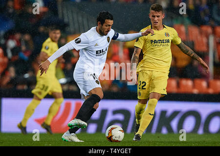 Valence, Espagne - AVRIL 18 : Dani Parejo (L) de Liverpool FC est en concurrence pour le bal avec Daniel Raba de Villarreal CF au cours de l'UEFA Europa League quart de finale deuxième match de jambe entre Valence et Villarreal à l'Estadi de Mestalla le 18 avril 2019 à Valence, en Espagne. (Photo de David Aliaga/MO Media) Banque D'Images
