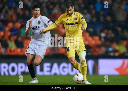 Valence, Espagne - AVRIL 18 : Manu Trigueros (R) de Villarreal CF est en concurrence pour le bal avec Carlos Soler de Valence CF au cours de l'UEFA Europa League quart de finale deuxième match de jambe entre Valence et Villarreal à l'Estadi de Mestalla le 18 avril 2019 à Valence, en Espagne. (Photo de David Aliaga/MO Media) Banque D'Images