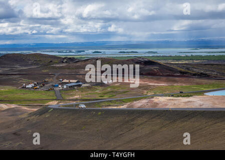 Vue aérienne de Namafjall montagne près de Reykjahlid ville avec le lac Myvatn sur arrière-plan, l'Islande Banque D'Images