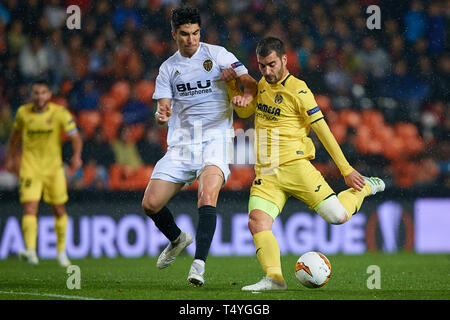Valence, Espagne - AVRIL 18 : Manu Trigueros (R) de Villarreal CF est en concurrence pour le bal avec Carlos Soler de Valence CF au cours de l'UEFA Europa League quart de finale deuxième match de jambe entre Valence et Villarreal à l'Estadi de Mestalla le 18 avril 2019 à Valence, en Espagne. (Photo de David Aliaga/MO Media) Banque D'Images