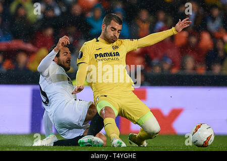Valence, Espagne - AVRIL 18 : Manu Trigueros (R) de Villarreal CF est en concurrence pour le bal avec Dani Parejo de Valence CF au cours de l'UEFA Europa League quart de finale deuxième match de jambe entre Valence et Villarreal à l'Estadi de Mestalla le 18 avril 2019 à Valence, en Espagne. (Photo de David Aliaga/MO Media) Banque D'Images