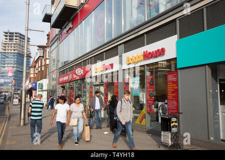 Les piétons à marcher le long des magasins de High Road, Wembley Banque D'Images