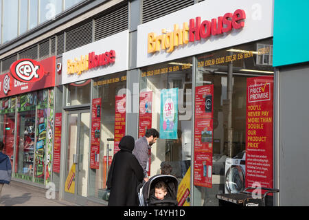 Les piétons à marcher le long des magasins de High Road, Wembley Banque D'Images