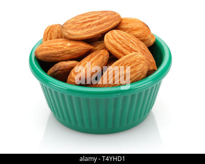 Les amandes dans le bol isolé sur fond blanc Banque D'Images