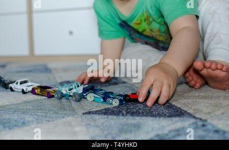 La queue de l'enfant jouets sur le plancher. Banque D'Images