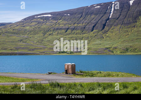 Toilettes sur aparking plus de Ljosavatn lac appelé Mirror Lake dans le nord de l'Islande Banque D'Images