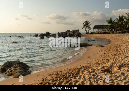 Partie de Long Beach sur l'île de Phu Quoc avec des falaises et des palmiers en arrière-plan sur un ciel nuageux, photo de l'île de Phu Quoc, Vietnam. Banque D'Images