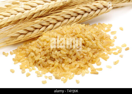 Tas de blé avec les épis de blé bulgur isolé sur fond blanc Banque D'Images
