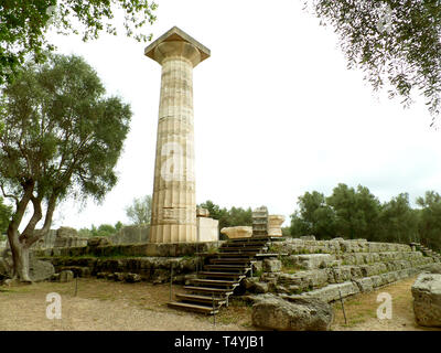 Colonne du Temple de Zeus, site archéologique de l'antique Olympie, Péloponnèse, Grèce Banque D'Images