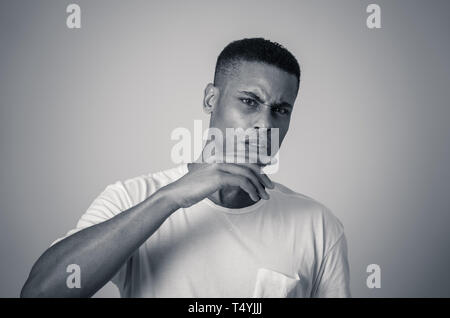 Portrait of young african american man sentiment effrayé et choqué. Dégoûté par ce qui se passe. Dans l'horreur et la violence question sociale. Huma Banque D'Images