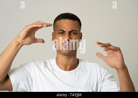 Portrait of young african american man sentiment effrayé et choqué. Dégoûté par ce qui se passe. Dans l'horreur et la violence question sociale. Huma Banque D'Images