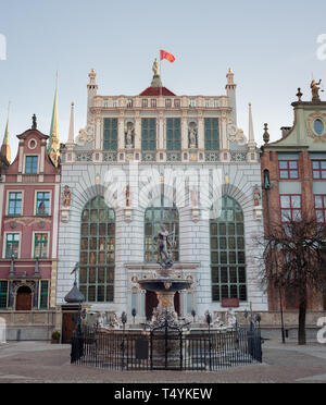 Fontaine de Neptune dans la vieille ville de Gdansk, Pologne. La rue vide en début de matinée. Banque D'Images