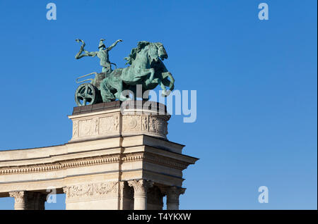 Statue d'un homme sur un char, symbole de la guerre, d'une colonnade en place des Héros, Budapest Banque D'Images