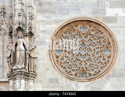 Fenêtre gothique ronde sur la façade de la cathédrale Saint-Étienne de Vienne, Banque D'Images