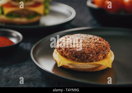 Fresh Tasty burger sur plat avec des frites, du ketchup Banque D'Images