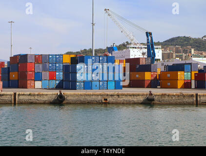 Gênes, Italie - Cargo, grues et le terminal à conteneurs du port de Gênes Banque D'Images