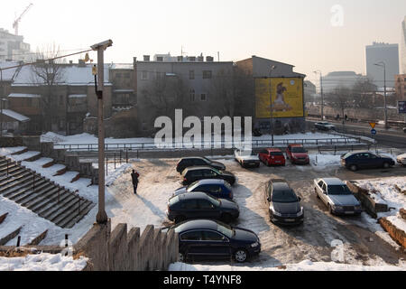 Sarajevo, Bosnie-Herzégovine - 30 décembre 2016 : une vue de voitures garées dans un parking à Sarajevo. Banque D'Images