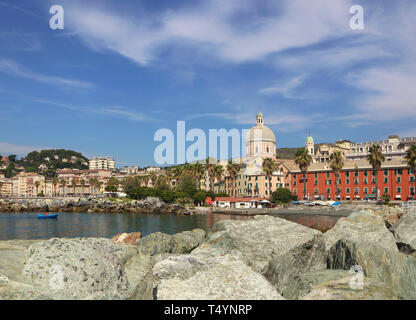 Pegli, petite ville et banlieue de Gênes sur la mer Ligure, Italie - Vue panoramique à partir de la jetée de l'aqua-service de bus avec Gênes Banque D'Images
