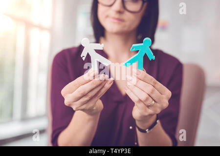 Close-up des figures bâton étant tenir de femmes. Banque D'Images