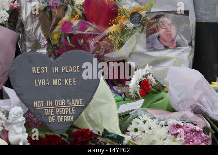 Des fleurs sur les lieux où 29 ans McKee a été journaliste Lyra la nuit dernière à Londonderry, en Irlande du Nord, après les armes à feu ont été tirés et des cocktails Molotov ont été lancés dans ce que la police est le traiter comme un "incident terroriste". Banque D'Images