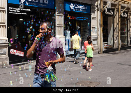 Istanbul, Turquie - 08 juin 2016 : vendeur de rue bulle de vente dans les rues d'Istanbul. Banque D'Images