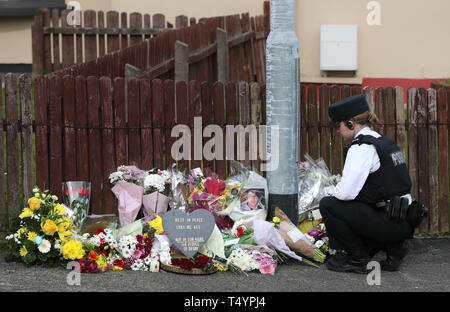 Des fleurs sur les lieux où 29 ans McKee a été journaliste Lyra la nuit dernière à Londonderry, en Irlande du Nord, après les armes à feu ont été tirés et des cocktails Molotov ont été lancés dans ce que la police est le traiter comme un "incident terroriste". Banque D'Images