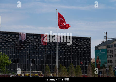 Istanbul, Turquie - 17 juin 2016 : Avis de construction civile à la place Taksim à Istanbul. Banque D'Images