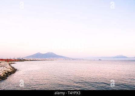Vue sur la mer du golfe de Naples et le port avec le Vésuve en arrière-plan Banque D'Images