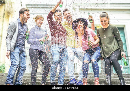 Groupe d'amis heureux de faire partie d'une zone urbaine - Les jeunes s'amusant rire ensemble et boire des bières outdoor Banque D'Images