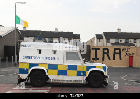 Dans le graffiti fraîchement changé de Creggan Londonderry, en Irlande du Nord après 29 ans McKee a été journaliste Lyra la nuit dernière, les armes à feu ont été tirés et des cocktails Molotov ont été lancés dans ce que la police est le traiter comme un "incident terroriste". Banque D'Images