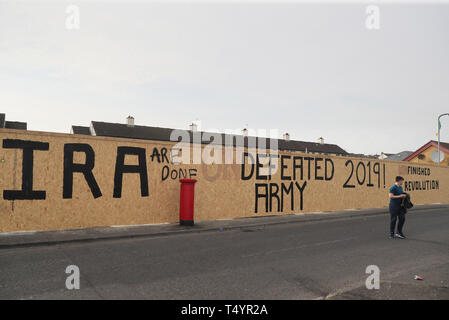 Dans le graffiti fraîchement changé de Creggan Londonderry, en Irlande du Nord après 29 ans McKee a été journaliste Lyra la nuit dernière, les armes à feu ont été tirés et des cocktails Molotov ont été lancés dans ce que la police est le traiter comme un "incident terroriste". Banque D'Images