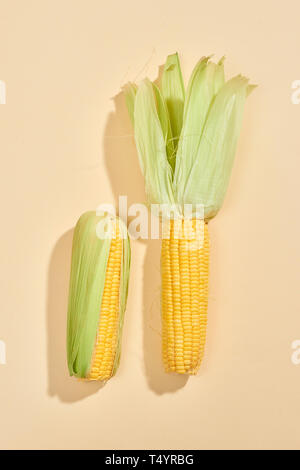 Mise en page créative faite de maïs. Mise à plat. Concept alimentaire Banque D'Images