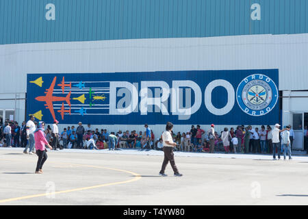 Bangalore, Inde - 22 Février 2019 : les visiteurs à l'Aero India 2019 reste de l'ombre à l'extérieur du hall DRDO. Aero India est un spectacle aérien et des biennales Banque D'Images