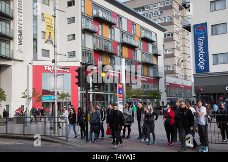 Les piétons traversant High Road, Wembley, en face d'un moderne centre de développement et de logement à Wembley Central. Banque D'Images