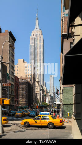 Ney York, NY, USA 2016-05-28 : low angle view of skyscrapers à midtown Manhattan Banque D'Images