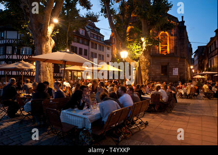 La Petite France (également connu sous le nom de Quartier des Tanneurs ; Allemand : Gerberviertel ; 'Tanner's Quarter') est un quartier historique de la ville de Strasbourg Banque D'Images