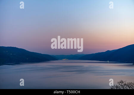 Coucher de soleil sur le Danube près de Dubova Banque D'Images