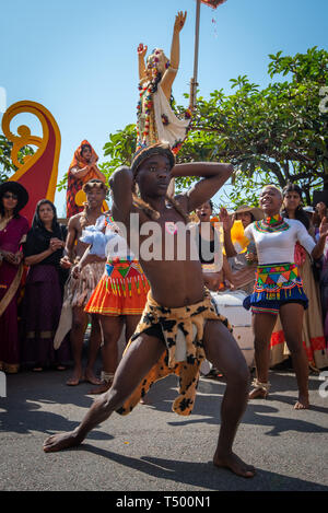 Durban, Afrique du Sud, 19 avril 2019. La Durban 2019 Festival des chars da colorés et dynamiques drawcard pour les fervents et les touristes. Banque D'Images